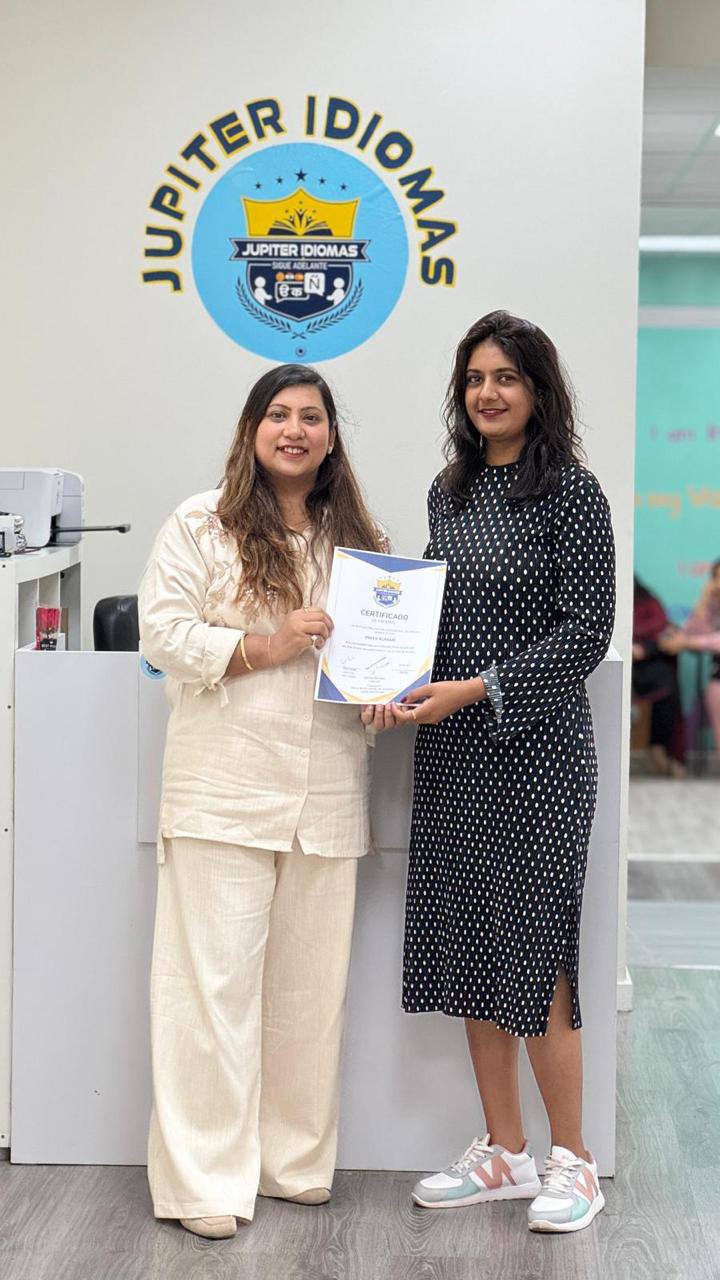 Student with their Jupiter Idiomas Spanish certificate