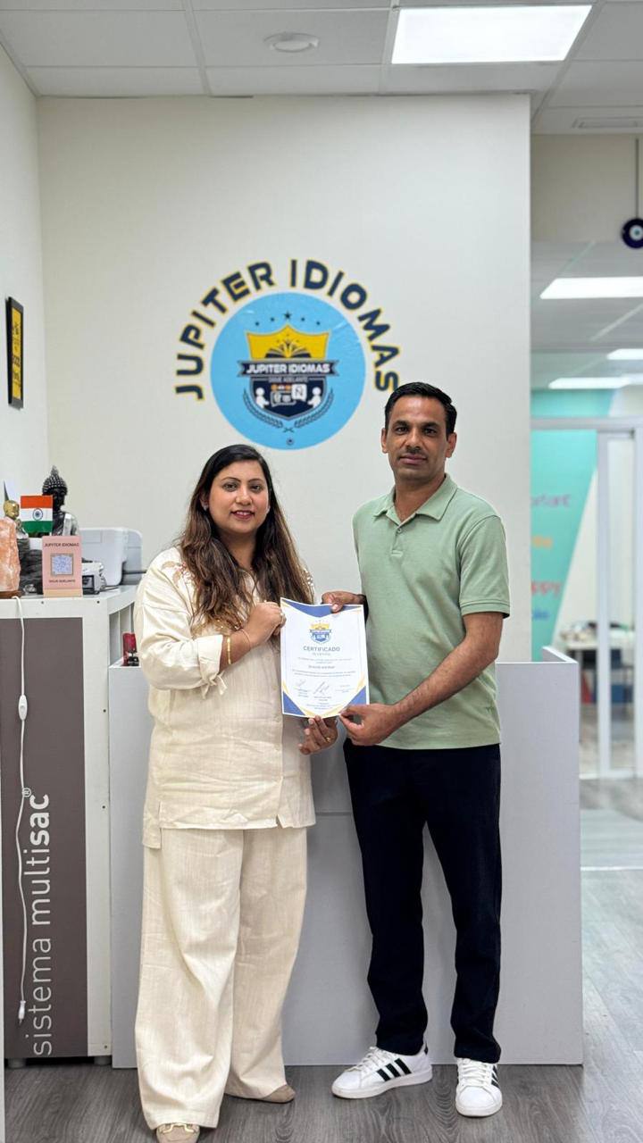 Student with their Jupiter Idiomas Spanish certificate